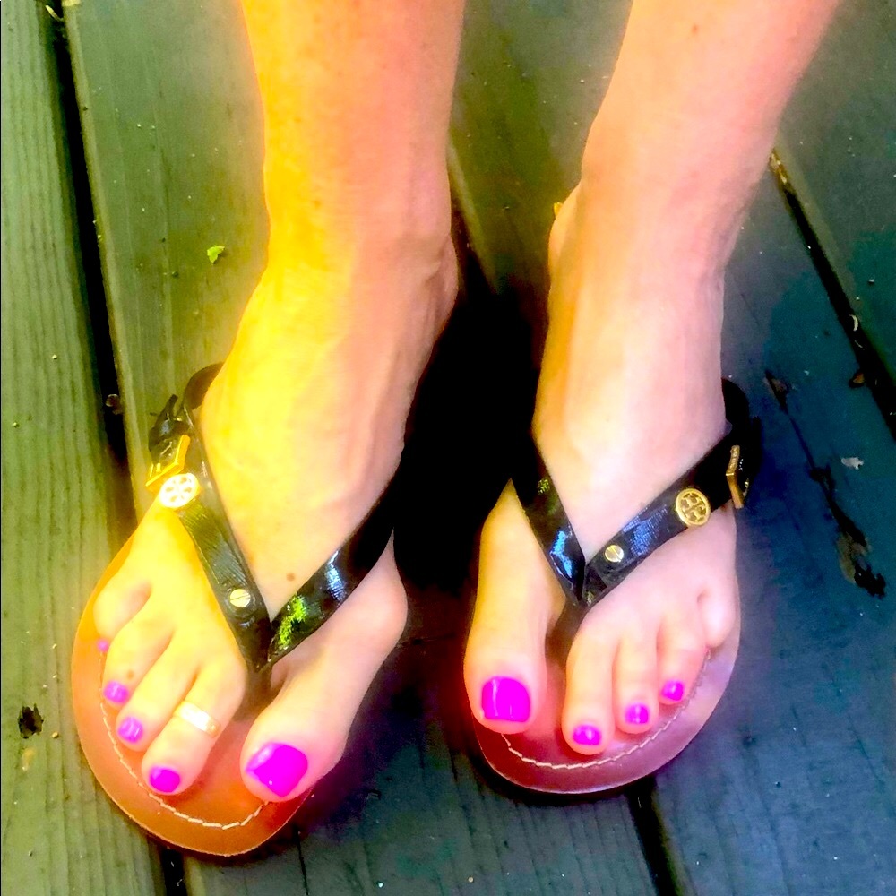 Gently Used Tory Burch Black Flip Flops.    😎💞🌺